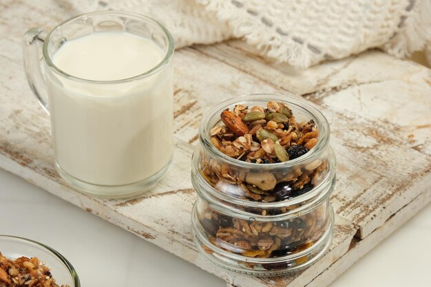 Un petit déjeuner sain Granola avec un verre de lait sur fond blanc