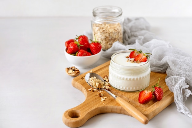 Petit-déjeuner sain de granola, de yogourt et de fruits