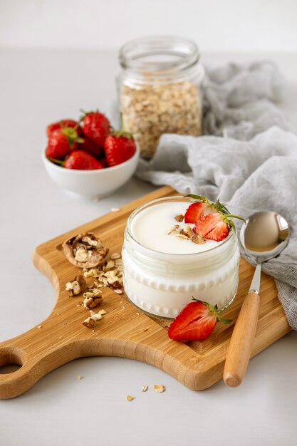 Petit-déjeuner sain de granola, de yogourt et de fruits