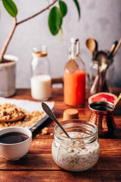 Petit-déjeuner sain avec granola