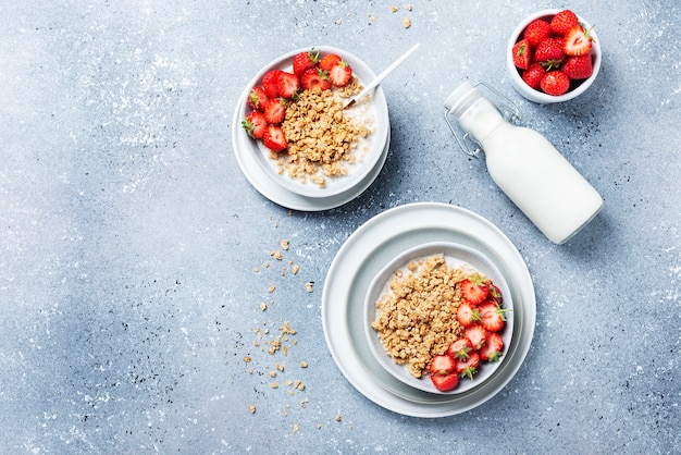 Petit-déjeuner sain avec granola