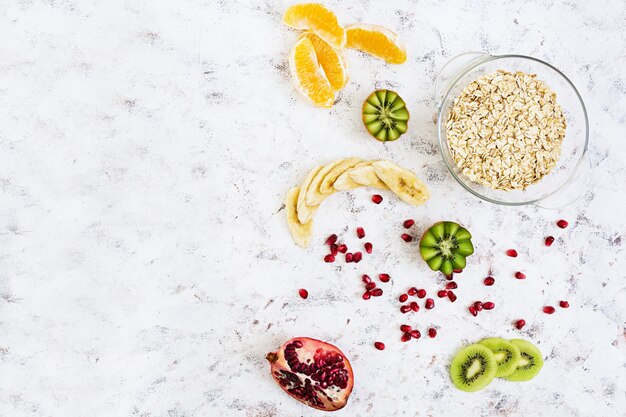 Petit-déjeuner sain. Gruau aux fruits sur blanc. Vue de dessus