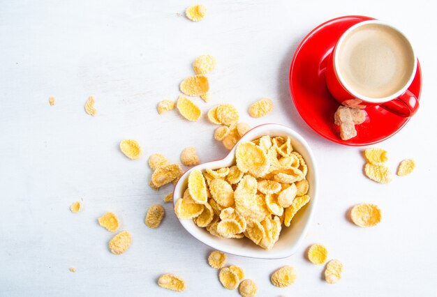 Petit déjeuner sain et léger. cornflakes et lait pour eux.