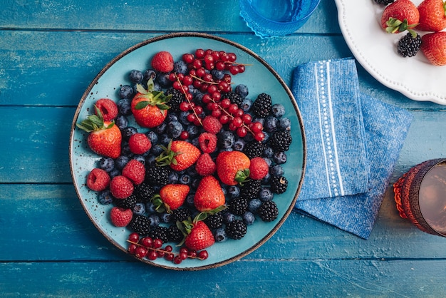 Petit-déjeuner sain de manger un mélange de fruits frais crus