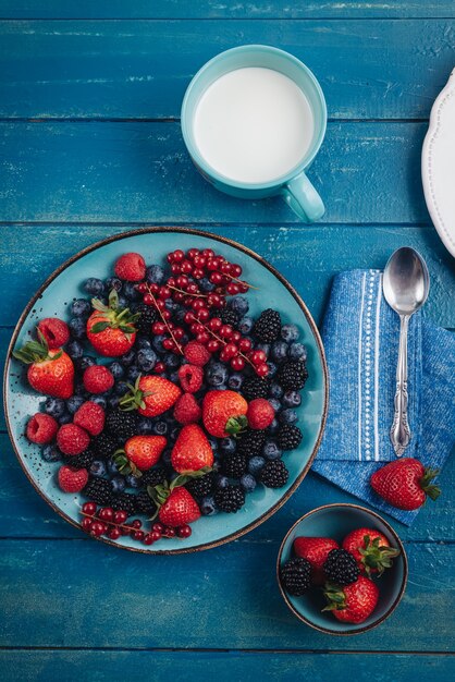 Petit-déjeuner sain de manger un mélange de fruits frais crus