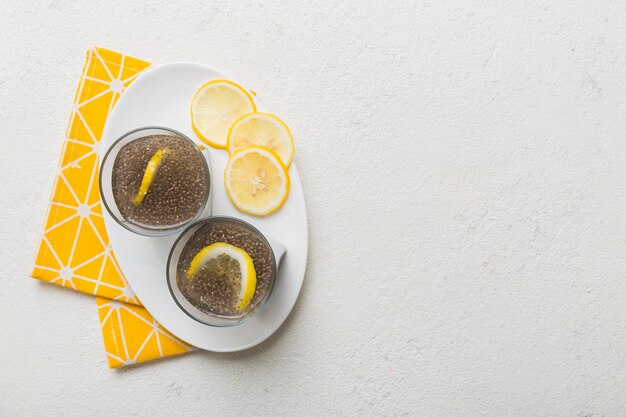 Petit-déjeuner sain ou matin avec graines de chia et citron sur fond de table alimentation végétarienne et concept de santé Pudding de chia au citron