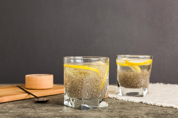 Petit-déjeuner sain ou matin avec graines de chia et citron sur fond de table alimentation végétarienne et concept de santé Pudding de chia au citron