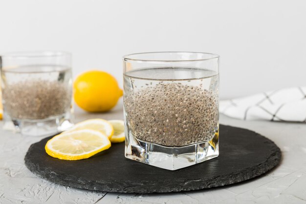 Petit-déjeuner sain ou matin avec graines de chia et citron sur fond de table alimentation végétarienne et concept de santé Pudding de chia au citron