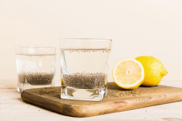 Petit-déjeuner sain ou matin avec graines de chia et citron sur fond de table alimentation végétarienne et concept de santé Pudding de chia au citron