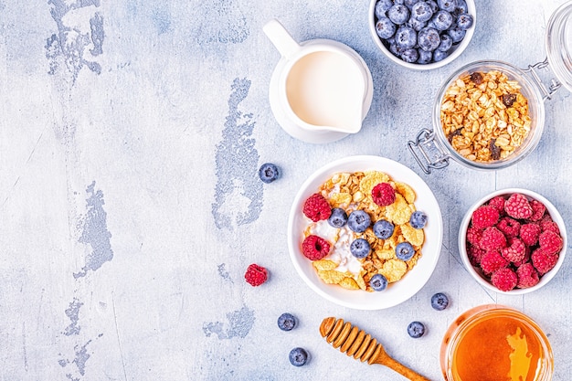 Petit-déjeuner sain, muesli, céréales aux fruits, vue de dessus.