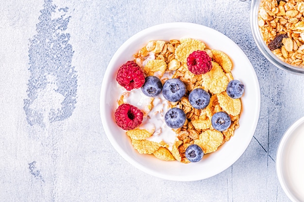 Petit-déjeuner sain, muesli, céréales aux fruits