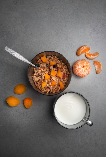 Petit-déjeuner sain de muesli avec fruits frais et yaourt sur une table grise