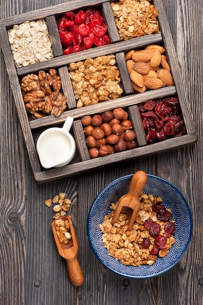 Petit-déjeuner sain Muesli granola flocons d'avoine avec lait de noix et fruits secs Vue de dessus