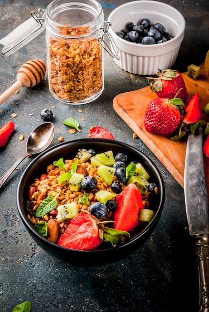 Petit-déjeuner sain avec muesli ou granola avec noix et baies et fruits frais