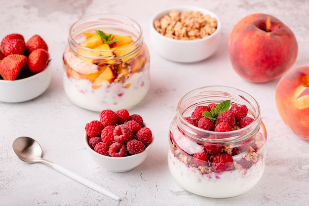 Petit-déjeuner sain muesli granola yaourt et fruits