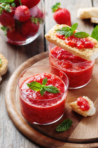 Petit-déjeuner sain avec pain et confiture de fraises