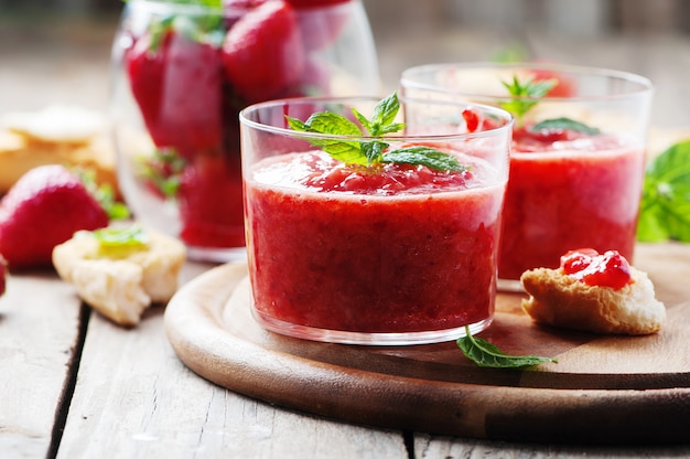 Petit-déjeuner sain avec pain et confiture de fraises