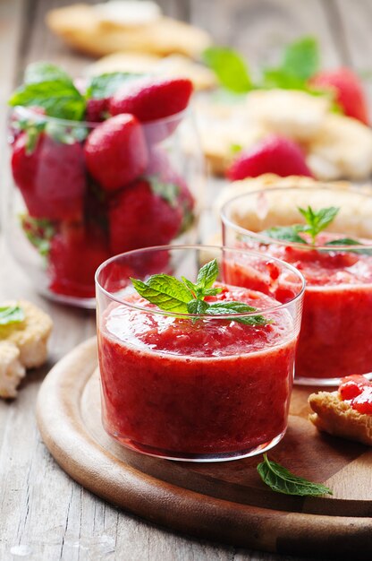 Petit-déjeuner sain avec pain et confiture de fraises