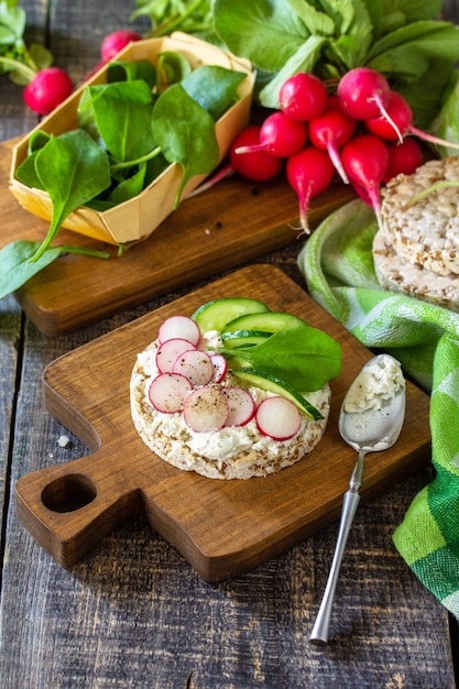 Petit-déjeuner sain Pain croustillant Sandwichs au radis ricotta et concombre frais