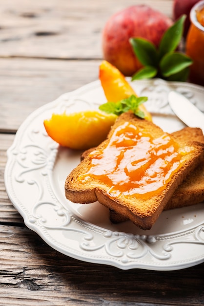 Petit-déjeuner sain avec pain grillé et confiture de pêches