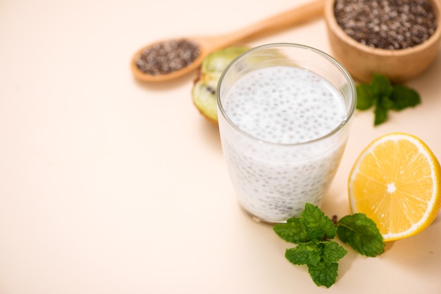 Petit-déjeuner sain avec pudding de chia en verre