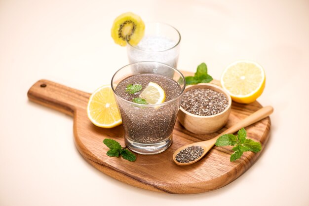 Petit-déjeuner sain avec pudding de chia en verre