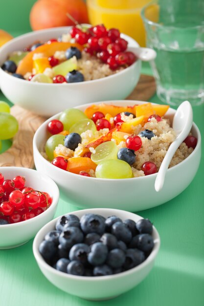 Petit-déjeuner sain quinoa aux fruits baies nectarine raisin myrtille