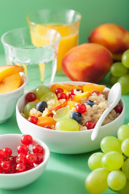 Petit-déjeuner sain quinoa aux fruits baies nectarine raisin myrtille