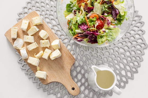 Petit déjeuner sain de salade fraîche et de fromage