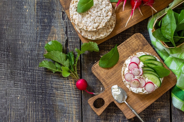 Petit-déjeuner sain Sandwiches au pain croustillant croustillant avec radis ricotta et concombre frais Espace copie