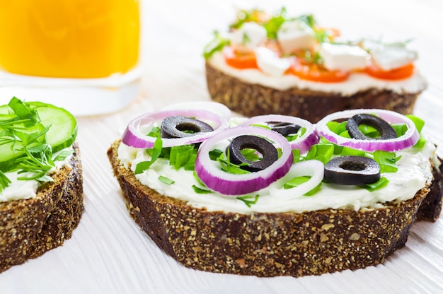 Petit-déjeuner sain: sandwichs au fromage à la crème et aux légumes