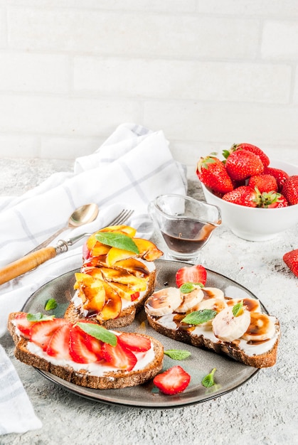 Petit-déjeuner sain, sandwichs au pain de seigle avec fruits et baies