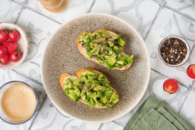 Petit-déjeuner sain. Sandwichs à l'avocat et à l'huile d'olive sur du pain au son de blé entier.