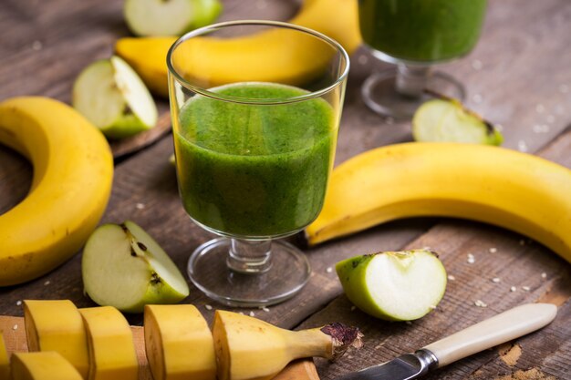 Petit-déjeuner sain - smoothies au persil, à la pomme et à la banane. aliments crus et végétarisme