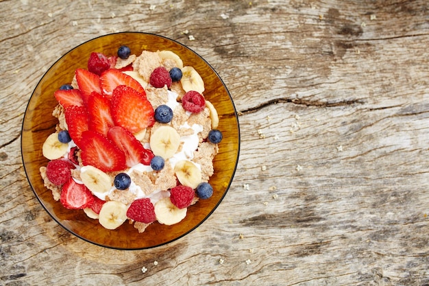 Petit-déjeuner sain sur une table en bois