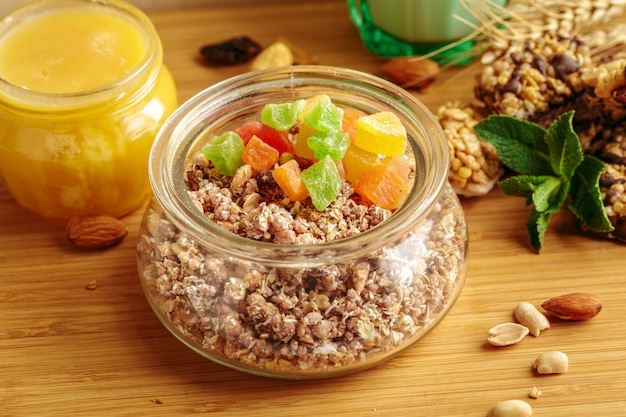 Petit déjeuner sain sur la table