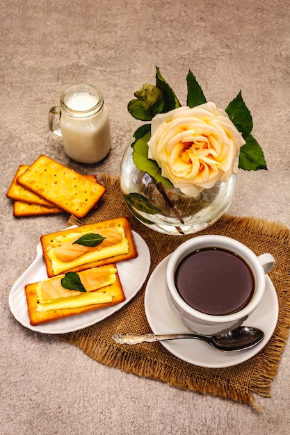 Petit-déjeuner sain. Tasse de café (thé noir), lait, craquelins au beurre et saumon