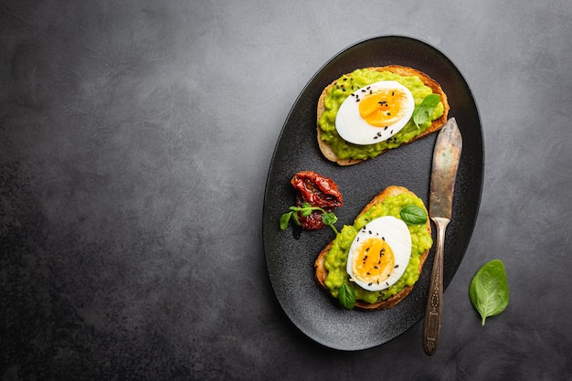 Petit-déjeuner sain toast avec avocat et oeuf vue de dessus copie espace concept de cuisine végétarienne