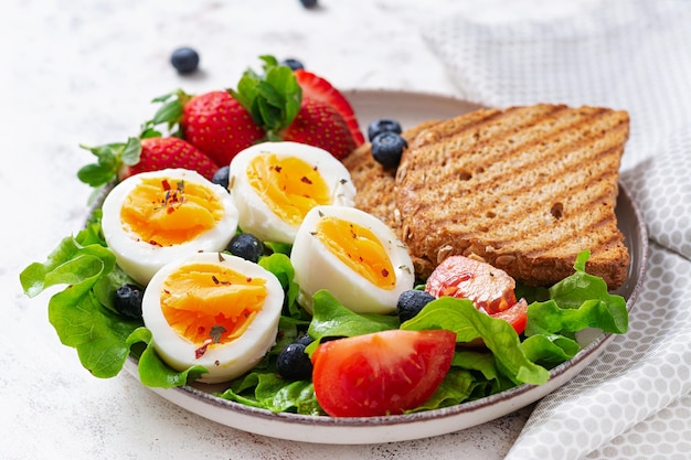 Petit-déjeuner sain Toast avec fraise et œuf Alimentation saine et équilibrée Vue de dessus mise à plat