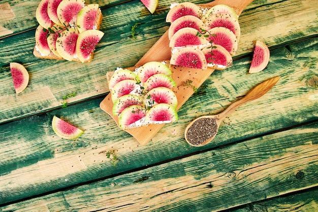 Petit-déjeuner sain toasts de radis pastèque en tranches