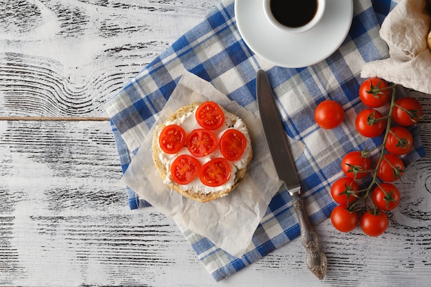 petit déjeuner sain avec tomate fraîche et café