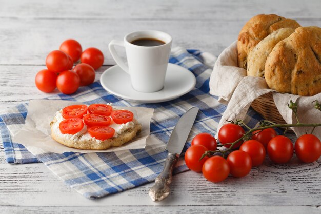 petit déjeuner sain avec tomate fraîche et café