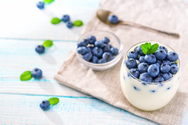 Petit-déjeuner sain de yaourt et de bleuets. Vue de dessus