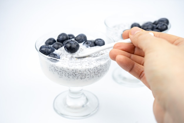 Petit-déjeuner sain avec yaourt, graines de chia et myrtille. Nourriture végétalienne