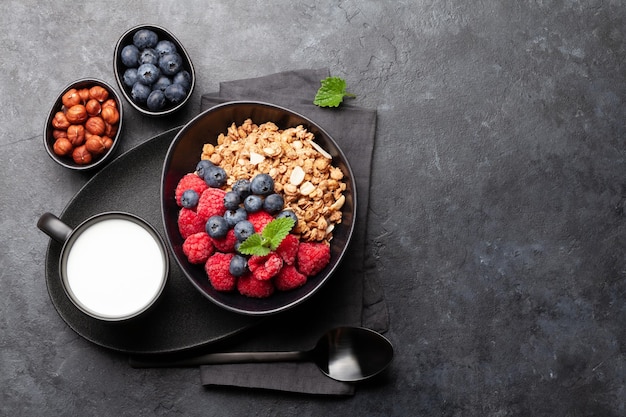 Petit-déjeuner sain avec yaourt granola et baies