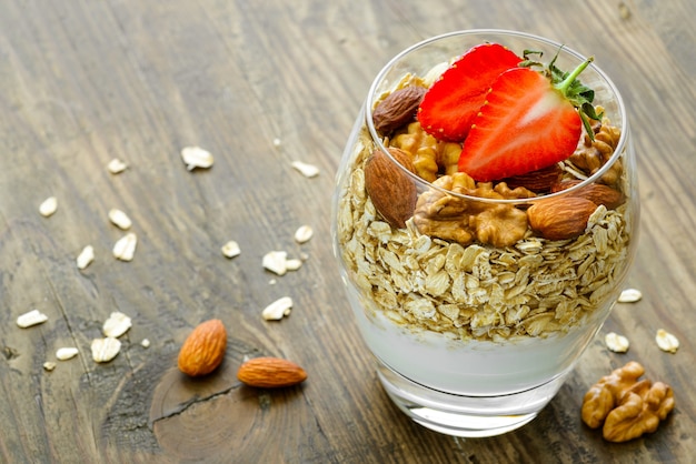 Petit-déjeuner sain. Yaourt nature au muesli et aux noix.