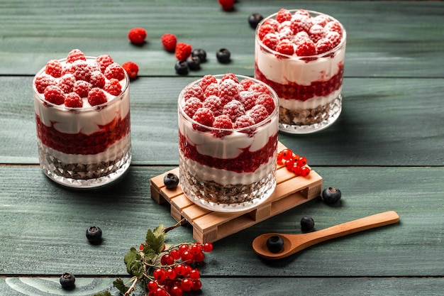 Petit-déjeuner sain yogourt grec frais avec des framboises dans un verre framboise gâteau au fromage souris bagatelle