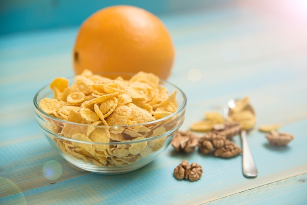 Petit-déjeuner sainCornflakes et orang de noix