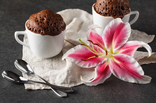 Petit déjeuner de Saint Valentin avec café, gâteau et fleur