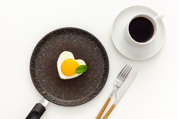 Le petit-déjeuner de la Saint-Valentin est composé d'œufs brouillés en forme de cœur